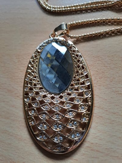 Ketting goudkleurig met mooie hanger en blauwe steen | Ketting