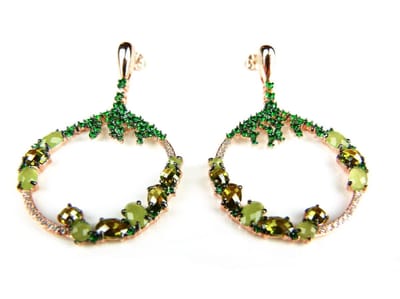 Zilveren oorringen roos goud verguld Model Green Love zilveren oorringen oorbellen roos goud verguld gezet met groene stenen en cubic zirconia