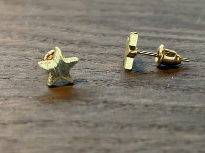 VIBE - Gouden oorknoppen - ster studs - licht gewicht - trendy sieraden - cadeau voor haar - Vibe