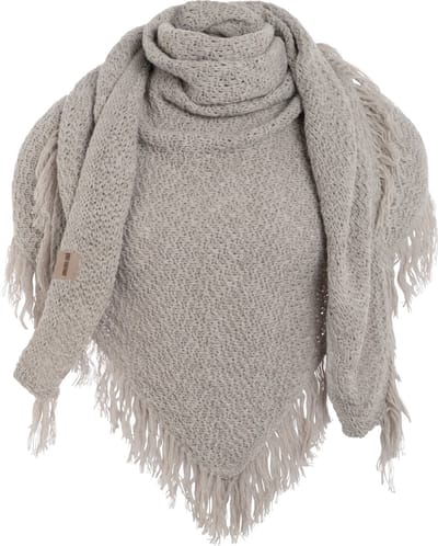 Knit Factory Amber Gebreide Omslagdoek - Driehoek Sjaal Dames - Dames sjaal - Wintersjaal - Stola - Wollen sjaal - Grijze wintersjaal - Iced Clay - 190x85 cm - Sjaal met franje