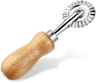 Dailygoods- Deegsnijder - Gekarteld/Wave Roller - Eikenhouten Handvat - Voor Koekjes/Pasta - Duurzaam - 16 cm Lengte - Bakrol