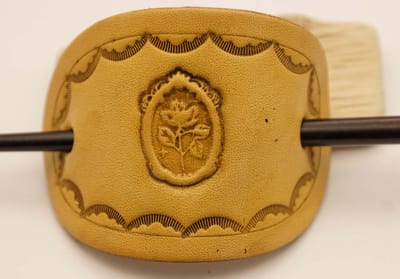 Beige leren haarspeld roos op steel in ovaal sierschild + houten stokje - haarspeld roos - lederen haarspeld roosje - handgemaakte lederen haarspeld - dames haarspeld - haarspeld dik, dun haar - haarspeld lang, kort, half lang haar