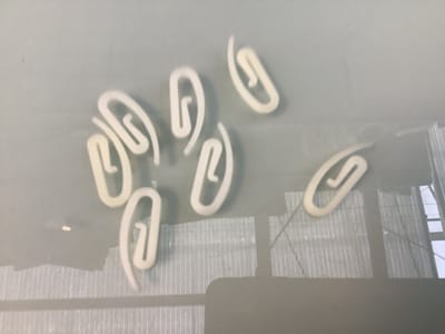 Douchegordijnhaaken. 50 stuks. schelphaken. gordijnklemmen. retro knijpers. sterk. 2.8 x 1.2cm.50 Gordijnhaken. kunststof. Plastik. wit. Sorbo. plooibandhaken.