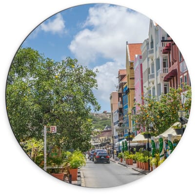 Dibond Wandcirkel - Straat op Curaçao  - 70x70cm Foto op Aluminium Wandcirkel (met ophangsysteem)