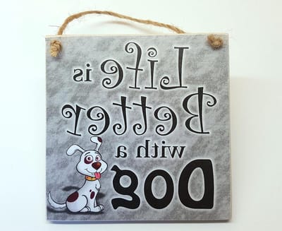 Houten Hond Plaquette - Hond Decoratie Bord - Woondecoratie Ophangen - Grappige Tekst - 10cm x 10cm - Houtkleur