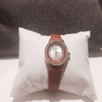 horloge, Kast van legering, band van echt leer, Japans quartz uurwerk, waterdicht tot 30 meter.