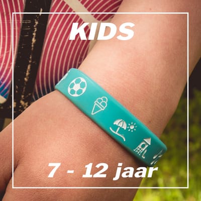 Ikgaopavontuur SOS armband kind met reisiconen om aan te wijzen! - 7 t/m 12 jaar - blauw 170 x 12 mm - reisbandje als naambandje kind - siliconen armbandje met telefoonnummer - reizen met kinderen - kindercadeau vakantie