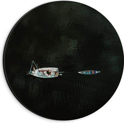 Dibond Wandcirkel - Twee Bootjes op het Water - 20x20cm Foto op Aluminium Wandcirkel (met ophangsysteem)