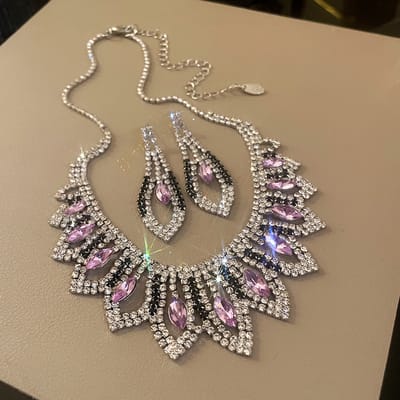 Sieradenset / Diamanten hanger in bladvorm, bestaande uit een ketting en oorbellen / Oorbellen met sleutelbeenketting in vintage-stijl