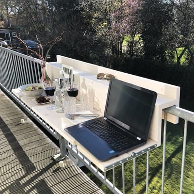 GoudmetHout® Balkontafel Hangend & Inklapbaar - 145 cm Hout - Inklapbare Balkonbar - Klap tafel - Hangtafel Buiten - Relingdikte tot <9 cm - Bijzettafel Balkon & Tuin tafeltje - White Wash