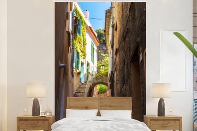 Behang - Fotobehang Straat tussen huizen in Provence - Breedte 200 cm x hoogte 300 cm