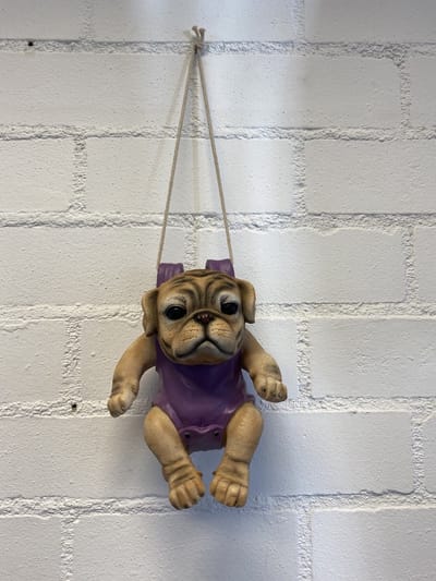 Polyresin hangend (tuin) dier "hond" - hond + paars - hoogte 40x17x11 cm - ophangtouw - Voor binnen of buiten - Tuinaccessoires - Woonaccessoires