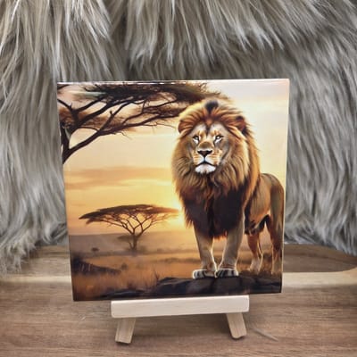Wenstegeltje Leeuw zonsondergang – Cadeau voor leeuwenliefhebbers – Spreuktegel – Stijlvolle Woondecoratie – Trendy nu– Hip trendy tegeltje – Cadeau – Decoratief Tegeltje met Standaard – Cadeau Idee
