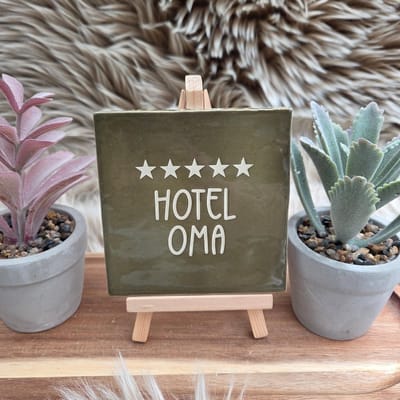 Robuust wenstegeltje – Hotel Oma – Hip trendy tegeltje – Origineel cadeau – Wanddecoratie – Cadeau voor Nieuwe Woning, Housewarming of Gezinscadeau – Sfeervol en Persoonlijk - Cadeau oma – Decoratief Tegeltje met Standaard – Cadeau Idee
