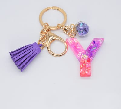 Letter Sleutelhanger A-Z – Luxe Initialen Sleutelhanger met Pompon & Kwastje – Tashanger voor Dames & Meisjes – Accessoire voor Sleutelbos, Handtas, Rugzak & Autosleutel – Persoonlijk Cadeau voor Vrouw, Moeder, Dochter & Vriendin