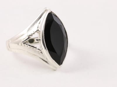 Opengewerkte zilveren ring met onyx - maat 16.5