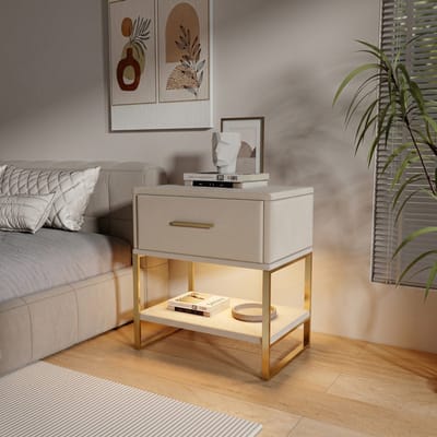 Tweedelige beige fluwelen nachtkastjesset met RGB LED-verlichting – één lade en één open plank – modern slaapkamerdesign.