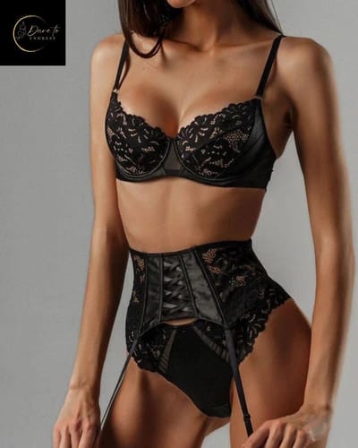 Luxe Lingerieset Dames – Sexy Lingerie Dames – Erotische Lingerie – 3-delige Jarretelset – Zwart Kant – Beugel BH – High Waist Lingerie – Boudoir Set – Chique – High End – Madam Hommard – Kinky Exclusief – Cadeau Set – Dare to Undress – Maten S, M, L