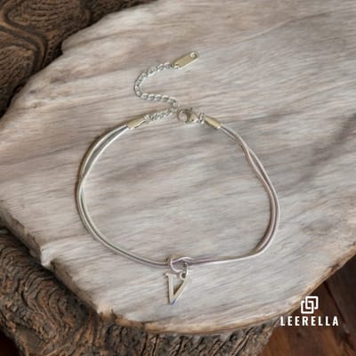 Leerella | V | Stijlvolle Letter Armband van Hoogwaardig RVS in Zilverkleur met Initialen – Perfect voor Dames en Heren | Luxe Accessoire met Persoonlijke Touch Moederdag, Valentijnsdag en Verjaardag Cadeau 16+5cm