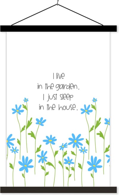 Posterhanger incl. Poster 40x60 cm - Schoolplaat - Quotes - Spreuken - I live in the garden I just sleep in the house - Textielposter - Zwarte latten
