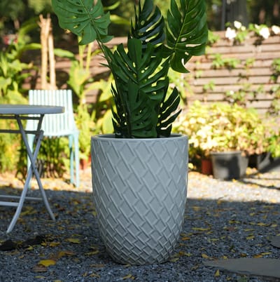STILVORA Bloempot – 42 cm Diameter – Handgemaakt Keramiek – Glanzend Wit – Voor Binnen en Buiten – Met Diamantreliëf en Afwateringsgaten