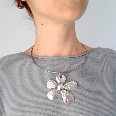 Etnische stijl overdreven bloemen holle retro hartvormige roos hanger kettingen voor vrouwen creatieve feestsieraden accessoires beige