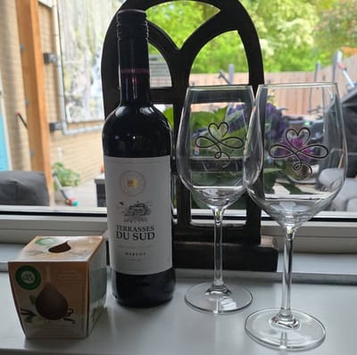 Laserkado Cadeaupakket bestaande uit fles Merlot 2 wijnglazen met opdruk (vaatwasbestendig) en een heerlijk geurkaarsje