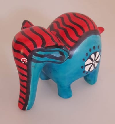 Nog meer sfeer in uw woonomgeving met deze prachtig handgemaakte olifant! Een bijzondere olifant gemaakt van speksteen, een zachte natuursteen. Vind een gezellig plekje in je huis, serre/tuinkamer of in de werkkamer. Voor uzelf of Bestel Een Kado