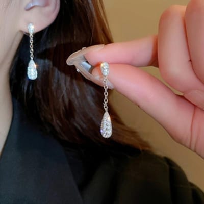 Exquise Volledig Diamant Zirconia Waterdruppel Oorbellen, Super Glanzend Temperament, Lange en Dunne Oorbellen, Dames Licht Luxe Niche High-end Oorknopjes. zilver