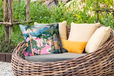 Buitenkussens - Tuin - Kleurrijk - Huizen - Heuvels - Roze - 50x30 cm