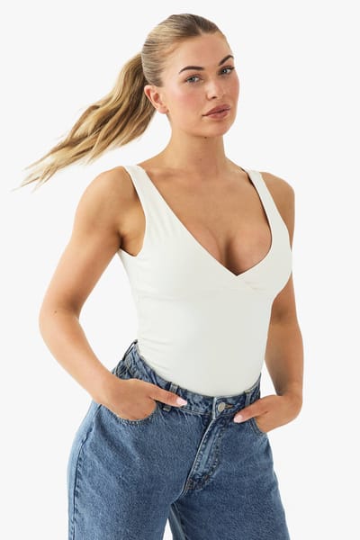 boohoo Dames Buttery Soft Built in Gewatteerde V-hals Vest Top | Creme | Maat: 34