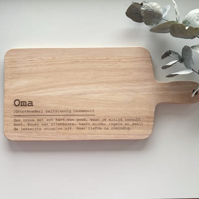 Houten borrelplank oma - Serveerplank - Hapjesplank - Snijplank - Broodplank - Gegraveerd - Persoonlijk cadeau - Uniek cadeau - Vaderdag - Moederdag - Kerstcadeau - Relatiegeschenk - Borrelplank met handvat
