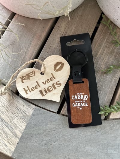 Creaties van hier – sleutelhanger Cabrio in garage met houten hartje – Walnoothout – 5x15 cm – Hanger