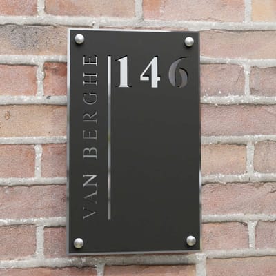 Naambordje voordeur - Huisnummerbord - Rechthoek staand verticale tekst - 25x15 - zwart/zilver - RVS afstandshouders