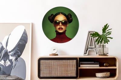 WallCircle - Wandcirkel - Muurcirkel - Vrouw - Groen - Bril - Aesthetic - Modern - Aluminium - Dibond - 60x60 cm - Binnen en Buiten