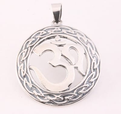 Grote ronde zilveren hanger met ohm teken