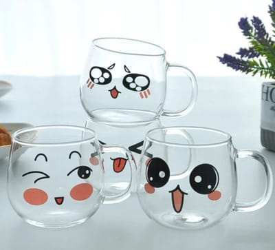 Glazen met Schattig Anime Emoticon Gezichtjes - Set van 4 Cartoon Glazen - 100-200 ml - Makkelijk op te Stapelen - Bestend tegen 200 Graden Celsius - Mokken bij Ontbijt Lunch Eten - Thee Water Melk Koffie Koppen - Glas Mok Cup