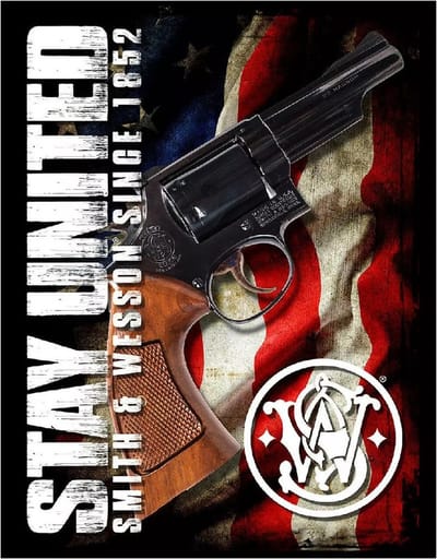 Smith & Wesson - Stay United​. Metalen wandbord 31,5 x 40,5 cm.