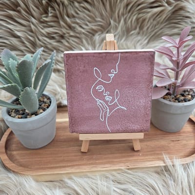 Robuust Wenstegeltje lijntekening koppel – Hip trendy tegeltje – 10x10 cm – Cadeau voor Partner, valentijn of zomaar – Stijlvol en Persoonlijk Woonaccessoire - Zomaar - Deco – Trendy nu – Decoratief Tegeltje met Standaard – Cadeau Idee