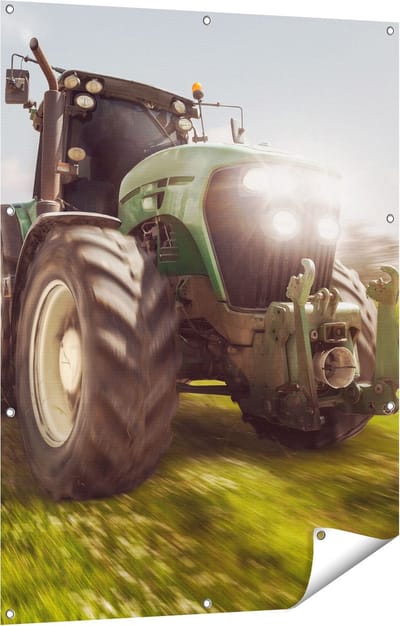 Gards Tuinposter Tractor op het Gras - Trekker - 90x120 cm - Tuindoek - Tuindecoratie - Wanddecoratie buiten - Tuinschilderij
