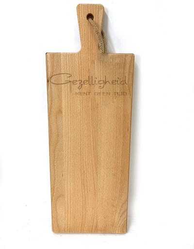 Grote borrelplank / snijplank met tekst gravure QUOTE: GEZELLIGHEID KENT GEEN TIJD. Cadeau-verjaardag-bedankje. Het formaat is 20x56cm