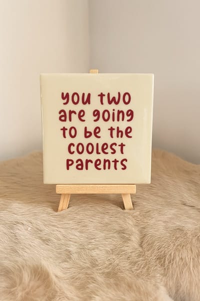 Tegeltje “You two are going to be the coolest parents” | Viva Femme | Tegeltjes met tekst | Decoratie | Wonen | Cadeau