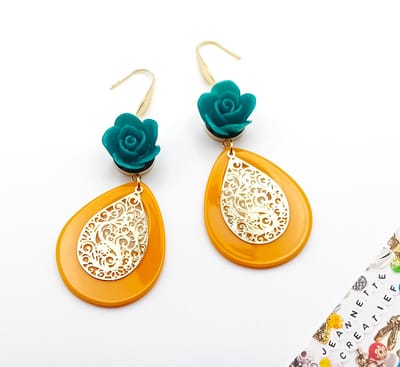 Jeannette-Creatief® - Resin - Oorbellen Resin Filigraan Okergeel Petrolgroen Gold - Oorbellen - Oorbellen Roosjes - Druppel Oorbellen - Kostuumsieraden - Carnaval - Filigraan Oorbellen - Lange Oorbellen - Spanish Collection - Valentijn