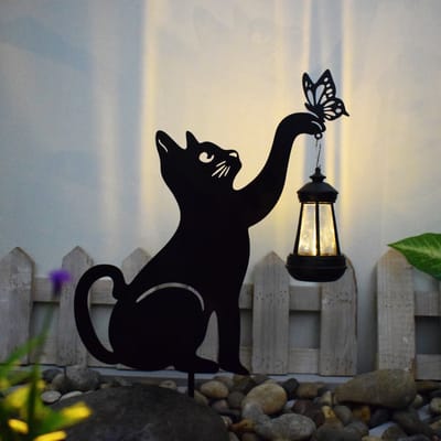 Zwarte kat tuindecoratie met zonneverlichting - paalmodel met vlinder - sfeervol silhouet - duurzame buitenverlichting voor tuin