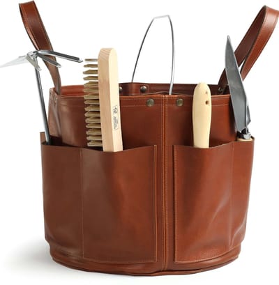 Bolster & Benefield - leren gereedschap emmer & oogstmand. organisator en sorteer handgereedschap - cognac leer. lederen draaguitrusting voor in de werkplaats, studio of moestuin. Ideaal voor het opbergen van tuingereedschap.