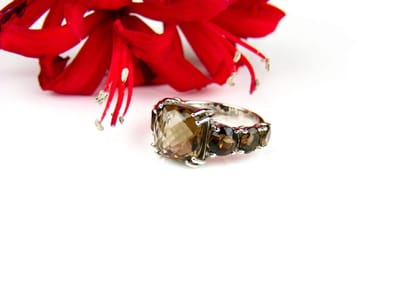 Ring in wit goud gezet met rookkwarts