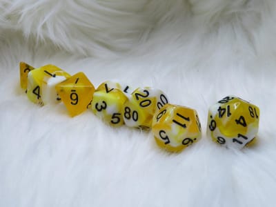 Polyset Dice | Dobbelstenen - Set Van 7 Stuks - Geel Wit Marmer Parelmoer Zwart Doorzichtig Transparant | Voor D&D en Andere Rollenspellen | Plastic Dobbelstenen Set voor Dungeons and Dragons | Polyhedral Dice Set | Zwarte Velvet Dice Bag voor 3 Sets