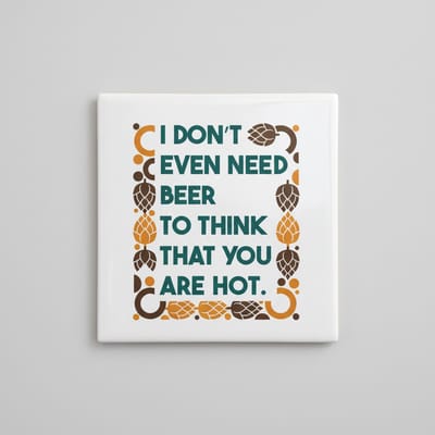 Grappige Bier Quote Keramische Tegel 15x15 cm – “I Don’t Even Need Beer to Think That You Are Hot” | Humoristisch Cadeau & Woondecoratie