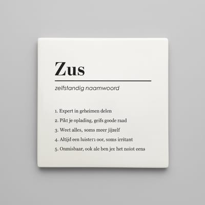 Zus Definitie Keramische Tegel – Grappige & Liefdevolle Quote Woondecoratie Cadeau voor Zus – Minimalistisch Design – 15 × 15 cm