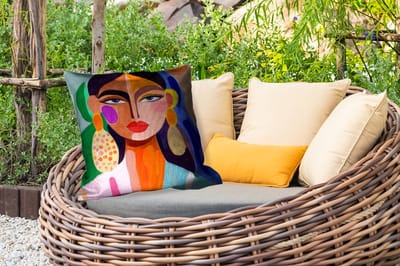 Sierkussen Buiten - Portret - Vrouw - Modern - 60x60 cm - Weerbestendig